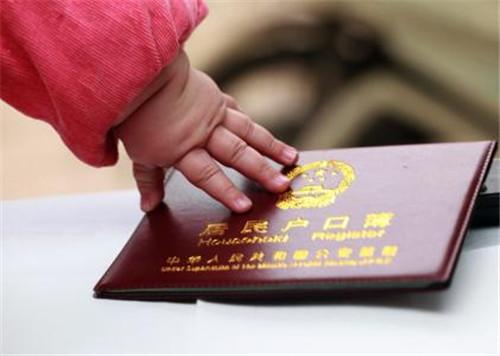 爸爸姓吃，孩子起名成了难题，上户口时工作人员笑得受不了