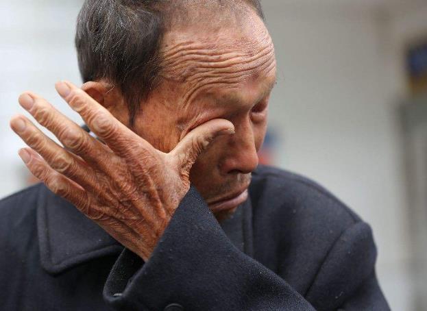 不建议宝宝和老人一块睡，这3个原因是关键，并不是迷信！