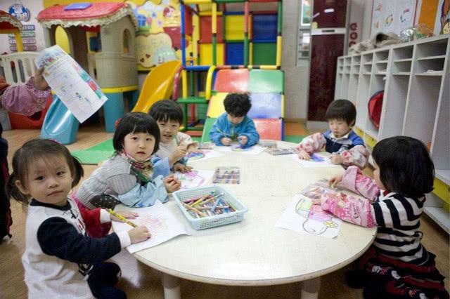 幼儿园防拐演练，大妈用一招骗走全班小朋友，老师看到崩溃大哭！