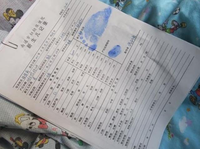 宝宝出生后，为什么要留小脚印？这2个作用，爸妈要清楚！