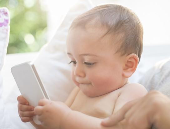 孩子长期玩手机，可能会带来这3个影响，家长要重视