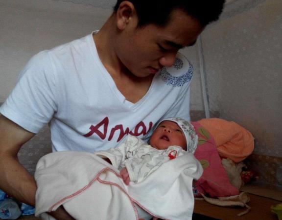 产后出院时，谁抱孩子回家更合适？关于这个人，很多人搞错了！