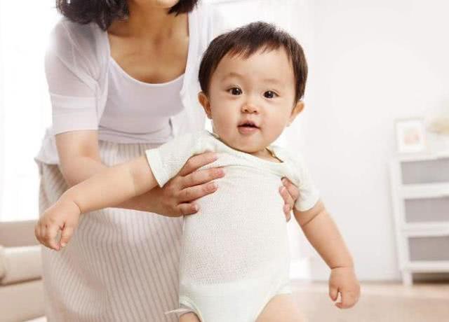 宝宝刚开始“学走路”，你的这几种“行为”，可能会“帮倒忙”！