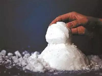 网红“人造雪粉” 或存安全隐患，专家：不建议给孩子玩