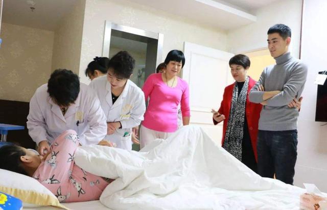 产后坐月子，如果这4种人上门探望别让进房间，关系再好也没商量