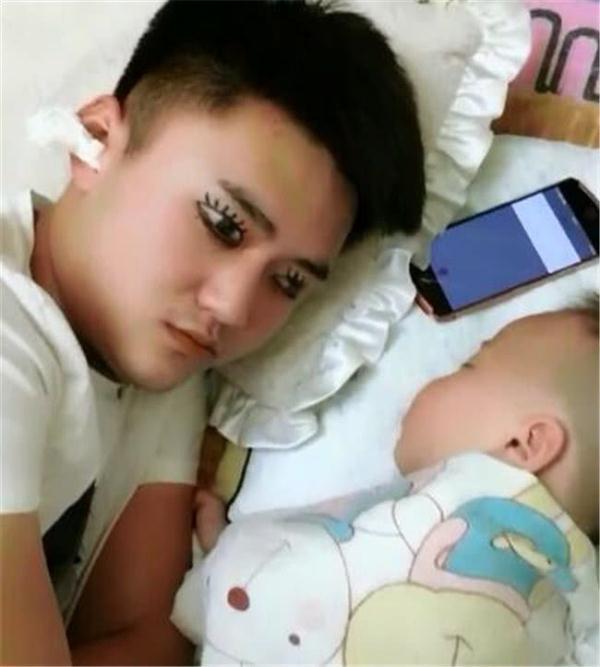 爸爸哄宝宝睡觉，刚开始以为爸爸是醒着的，走近后妈妈不淡定了