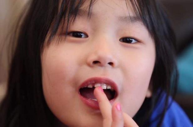 孩子几岁开始换牙，属于发育正常？男孩和女孩有什么区别？