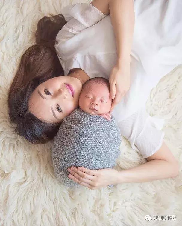前港姐冠军二胎诞子后疑患抑郁 担心大仔吃醋丧哭