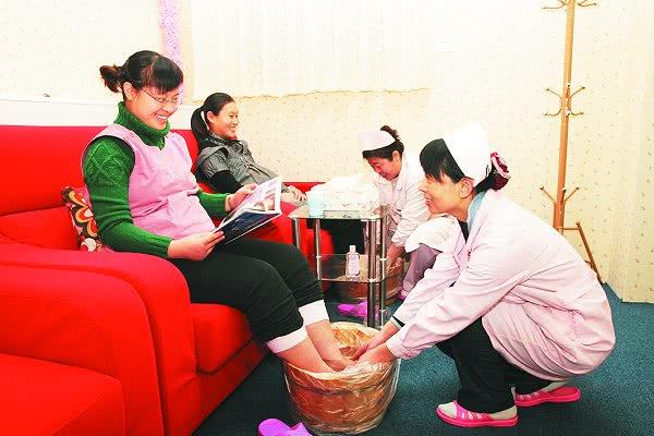 孕期泡脚好处多，但4个禁忌一定要知道，你舒服了胎儿可能会畸形