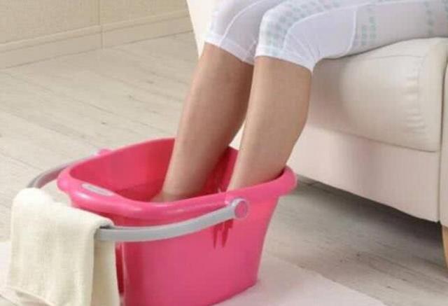 孕期泡脚好处多，但4个禁忌一定要知道，你舒服了胎儿可能会畸形