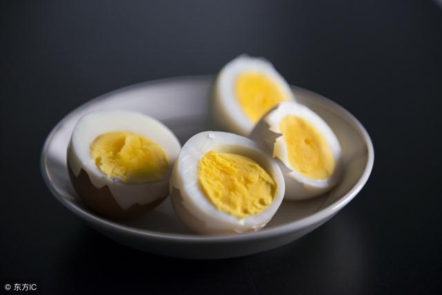 鸡蛋怎么吃?半熟的鸡蛋不要给宝宝吃,否则可能会感染沙门氏菌