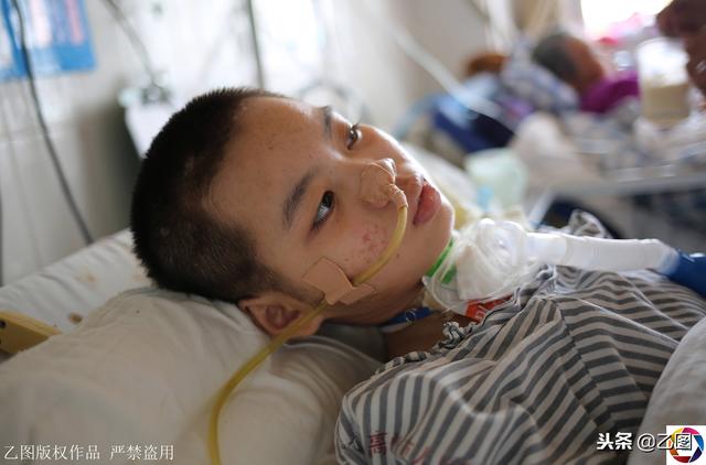 女孩喊头痛随后昏迷，手术后5个月未醒，妈妈每日守床前和她说话