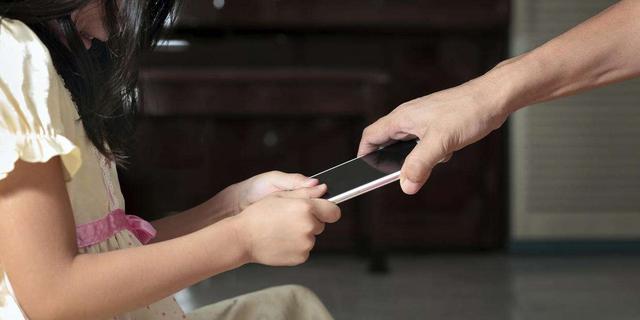 当孩子想玩手机时，妈妈处理的方式不同，孩子的性格也会变得不同
