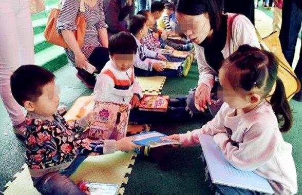 幼儿园小朋友流行起“互换礼物”，家长左右为难