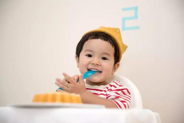 孩子做事“磨蹭”，聪明家长用这一招搞定