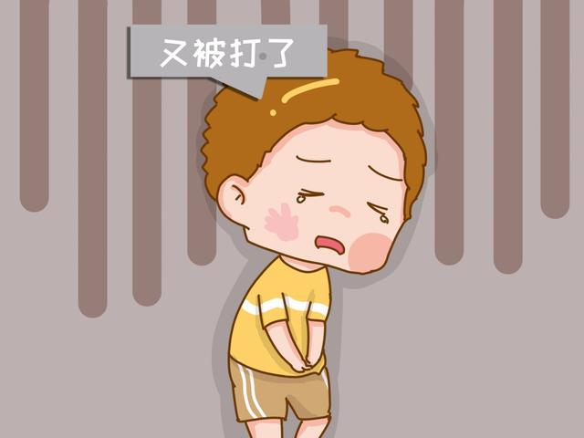 亲生父母也会对娃暴力相向，从小挨打的孩子，性格这两个特点明显