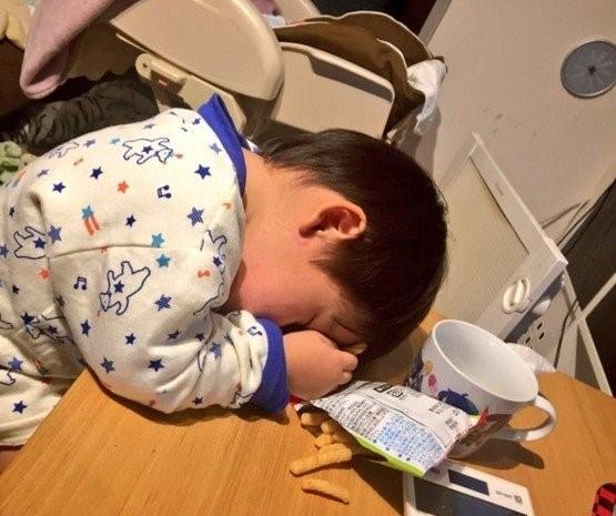 9张让爸妈崩溃的宝宝睡觉照片，第2张就让人哭笑不得了……