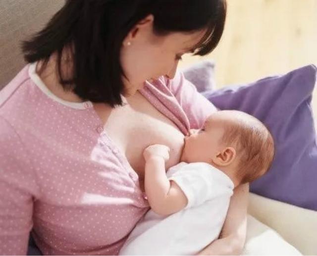 新手妈妈当着自己的父亲给宝宝喂奶，合适吗？来聊聊喂奶那点事