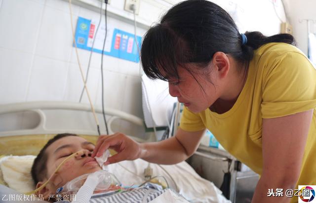 女孩喊头痛随后昏迷，手术后5个月未醒，妈妈每日守床前和她说话