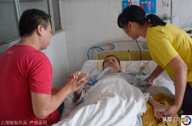 女孩喊头痛随后昏迷，手术后5个月未醒，妈妈每日守床前和她说话