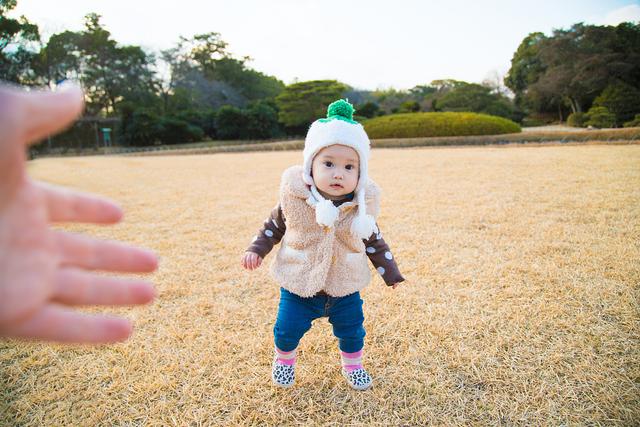 1岁孩子学走路摔倒，扶和不扶都不对，这样做才最有效