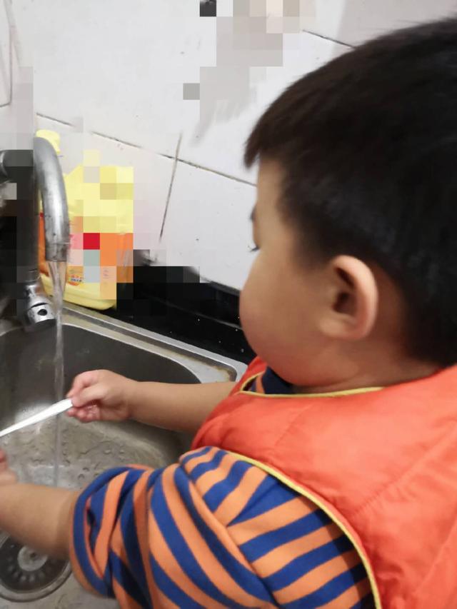 让三岁半的孩子去洗碗？得知原因，大家夸赞妈妈做得对