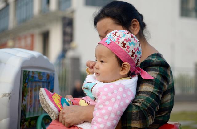 现在的孩子几乎是姥姥带，为什么奶奶带的越来越少？原因很现实