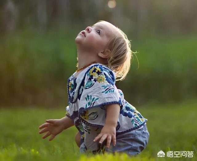 婴儿一边吃奶一边发怒扭打，是什么原因？
