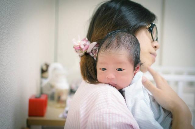 宝宝多大不用拍嗝了？晚上吃母乳睡着后还用拍嗝吗？育婴师告诉你