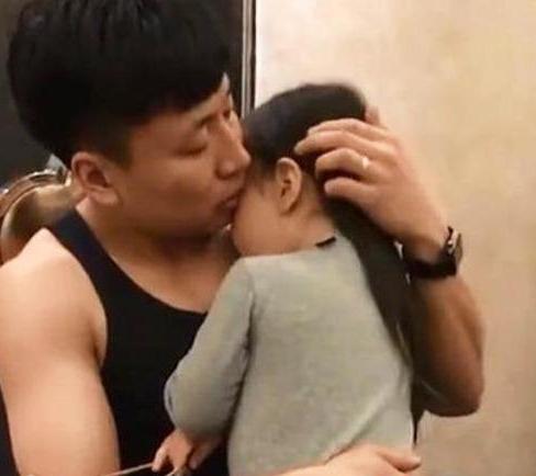 女儿扑到爸爸怀里哭的梨花带雨，还不忘挑衅妈妈，网友直言可爱