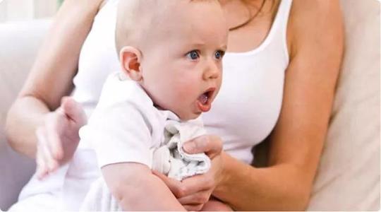 宝宝多大不用拍嗝了？晚上吃母乳睡着后还用拍嗝吗？育婴师告诉你