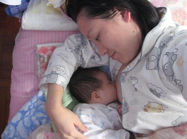 产后涨奶，能让老公帮忙吗？其实这样做，对妈妈和宝宝都好！
