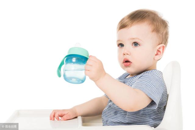 宝宝早晨醒来先喂水还是喂奶？会冲淡胃液吗？听听儿科医生怎么说