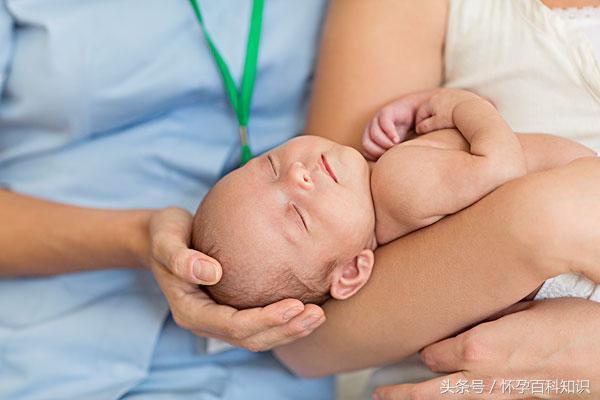 90%新生儿妈妈都不会正确抱婴儿，跟林志颖学学吧！