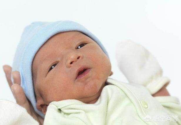 婴儿出生时谁第一个抱很重要吗，为什么？