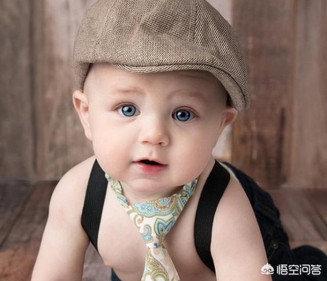 婴儿一边吃奶一边发怒扭打，是什么原因？