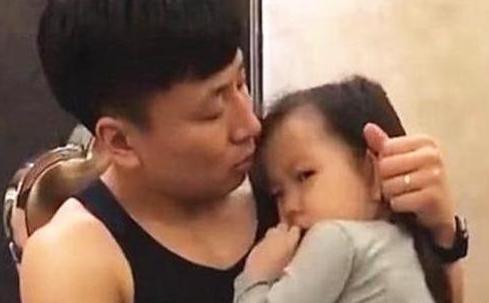 女儿扑到爸爸怀里哭的梨花带雨，还不忘挑衅妈妈，网友直言可爱