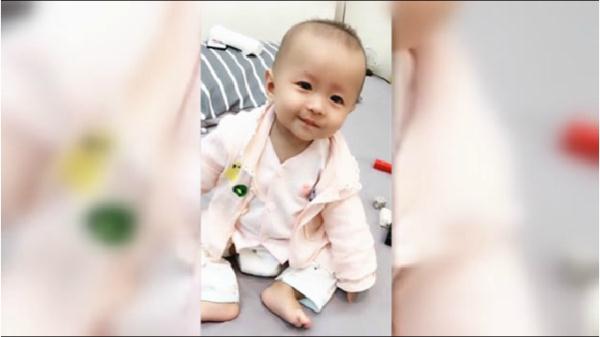 女儿真的是爸爸小情人！看见爸爸进来就这样，妈妈：小没良心的！