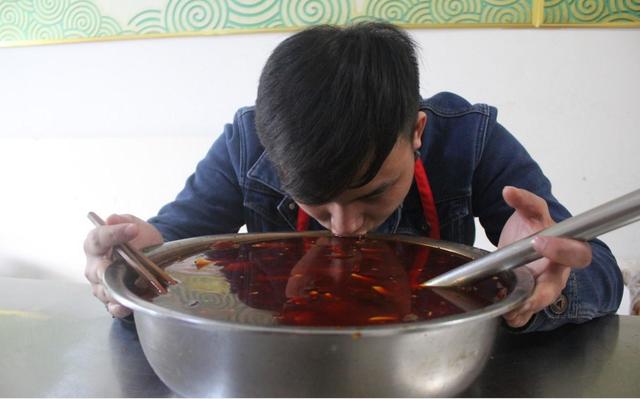 小伙从小饭量惊人，20桶泡面两盆麻辣烫都不够吃，爸妈很开心！