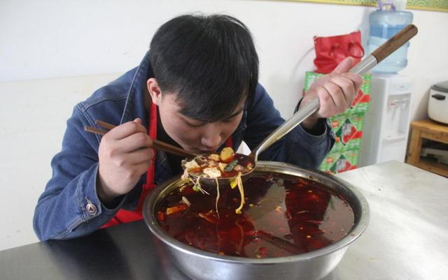 小伙从小饭量惊人，20桶泡面两盆麻辣烫都不够吃，爸妈很开心！