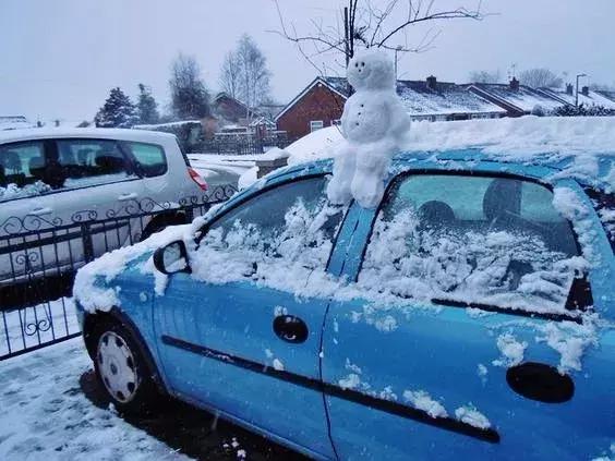 这是谁堆的雪人啊，这村太有才了！