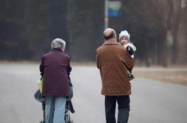 孩子和老人一起睡，可能会带给孩子这3个“变化”，妈妈别忽视！