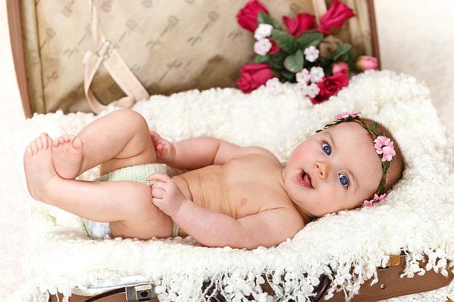 婴儿吃奶吃吃停停是什么原因？育婴师提醒母乳喂养6点多注意