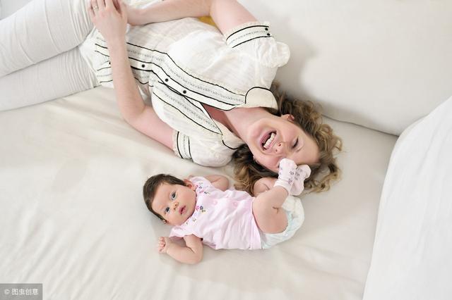 新生儿第1个月和第2个月有啥不同？宝宝不同的萌呆样，妈妈好开心