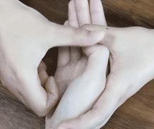 育儿：家里孩子秋冬季节嘴唇干裂出血，唇膏不顶用？