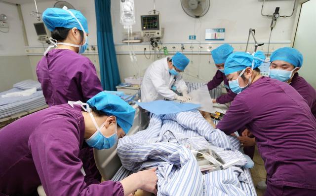 28岁产妇羊水栓塞，医生全力抢救一天一夜，丈夫却喊我要离婚！