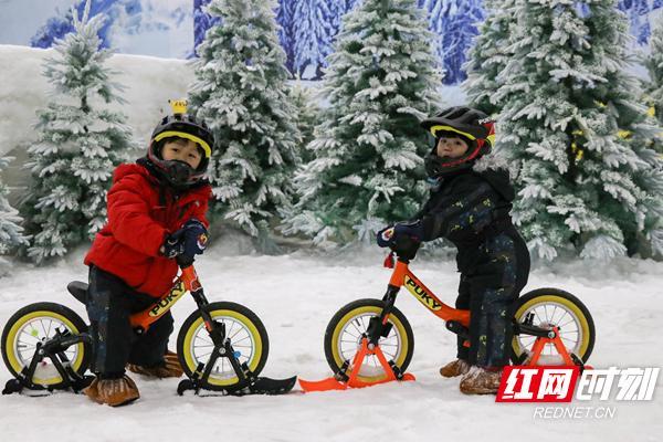 雪地上自行车还能这么玩？看艾瑞克冰雪乐园萌娃大比拼