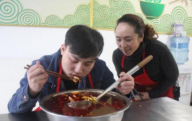 小伙从小饭量惊人，20桶泡面两盆麻辣烫都不够吃，爸妈很开心！