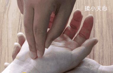 育儿：家里孩子秋冬季节嘴唇干裂出血，唇膏不顶用？