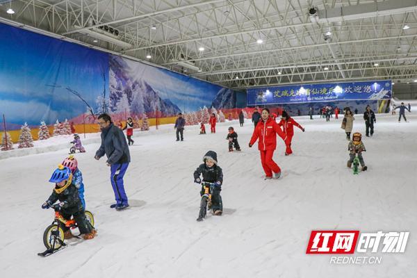 雪地上自行车还能这么玩？看艾瑞克冰雪乐园萌娃大比拼
